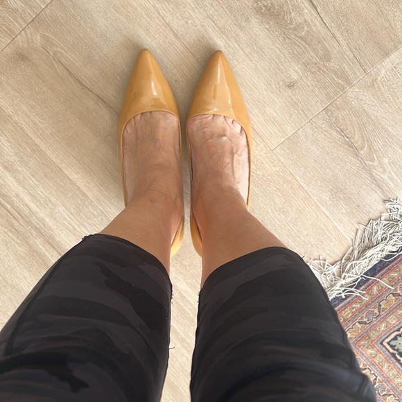 A Beautiful and almost new Elegant Patent Tan COACH Women's Shoes size 37 (6.5) - Picture 2 of 10